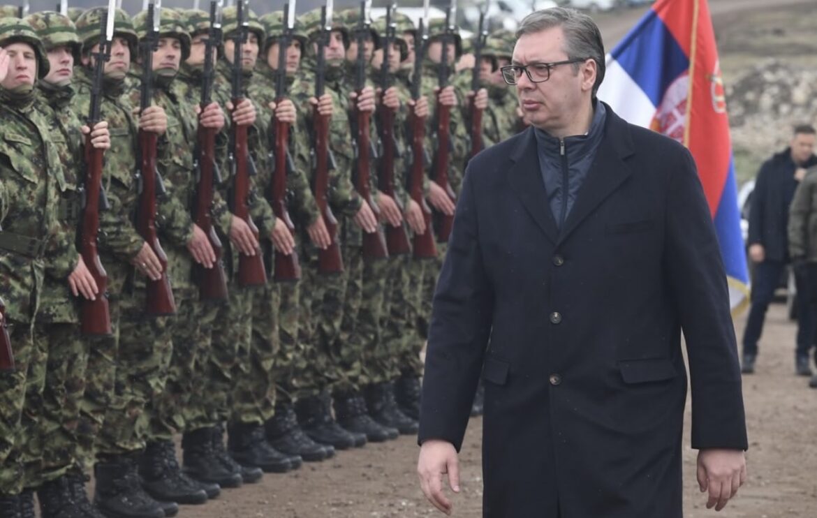 „PRESKUPO JE, ALI JE VAŽNO ZA BEZBEDNOST“ Vučić o naoružavanju vojske: Svaki korak u vojsci je teško napraviti 