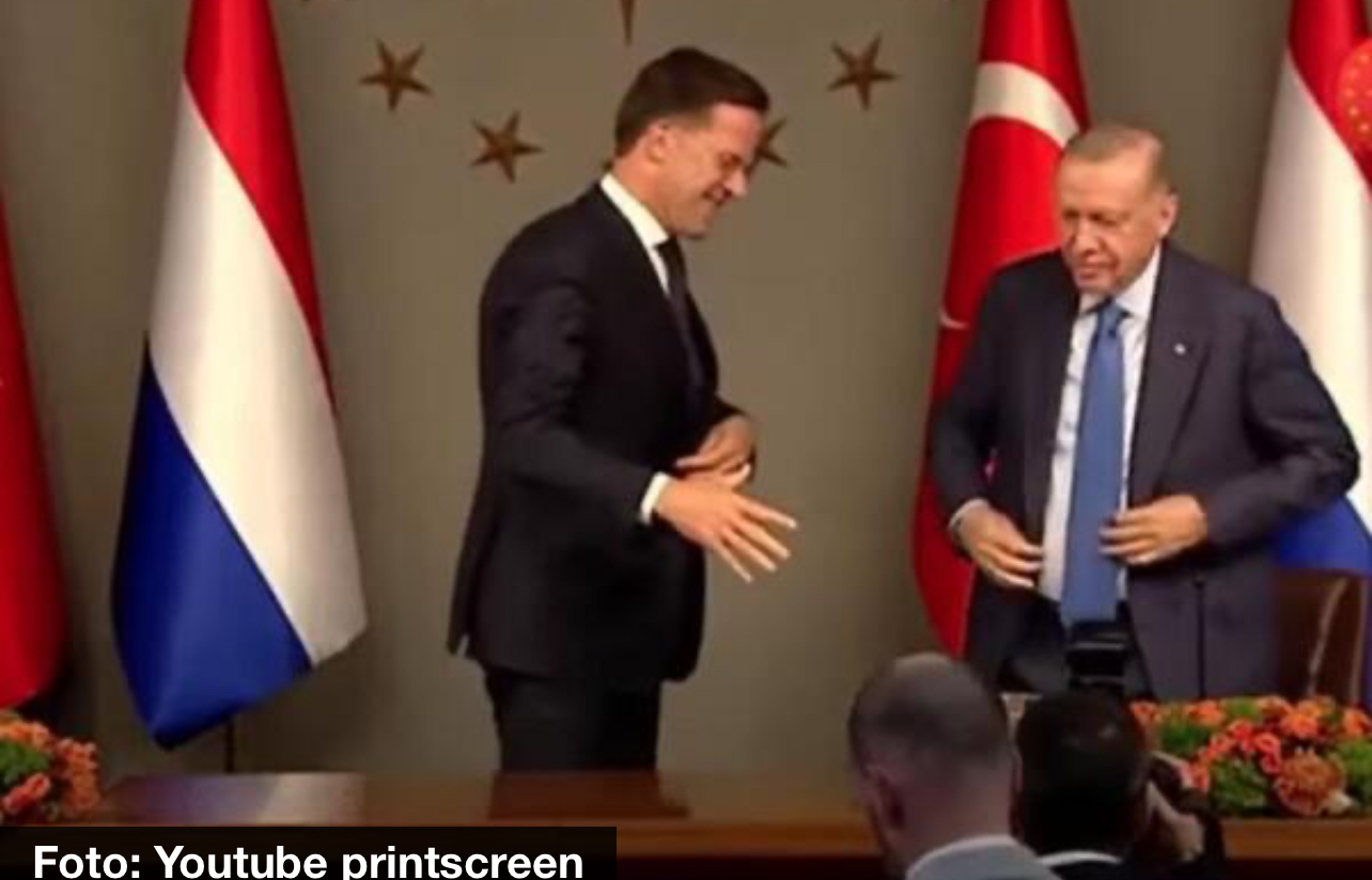 ŠOK SCENA NA SASTANKU ERDOGANA I HOLANDSKOG PREMIJERA: Rute prišao i pružio ruku, ali turski lider imao DRUGE PLANOVE (VIDEO)