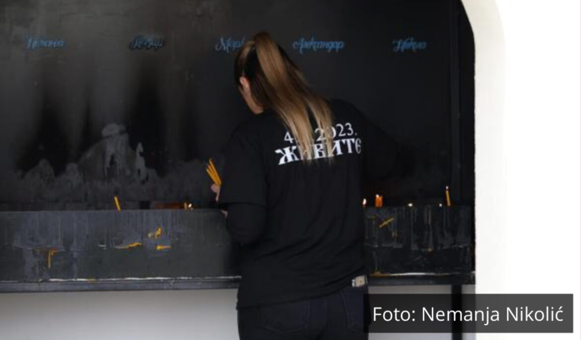 UŽIVO PORODICE I PRIJATELJI POLOŽILI CVEĆE I ZAPALILI SVEĆE: Godišnjica ubistva u Malom Orašju, u 11 sati film posvećen žrtvama￼