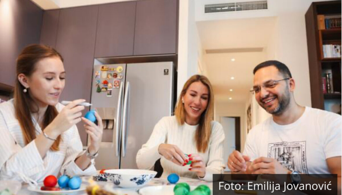 EKSKLUZIVNE PORODIČNE FOTOGRAFIJE MINISTARKE ĐEDOVIĆ HANDANOVIĆ SA MUŽEM I ĆERKOM: Jedan Uskrs posebno pamtim