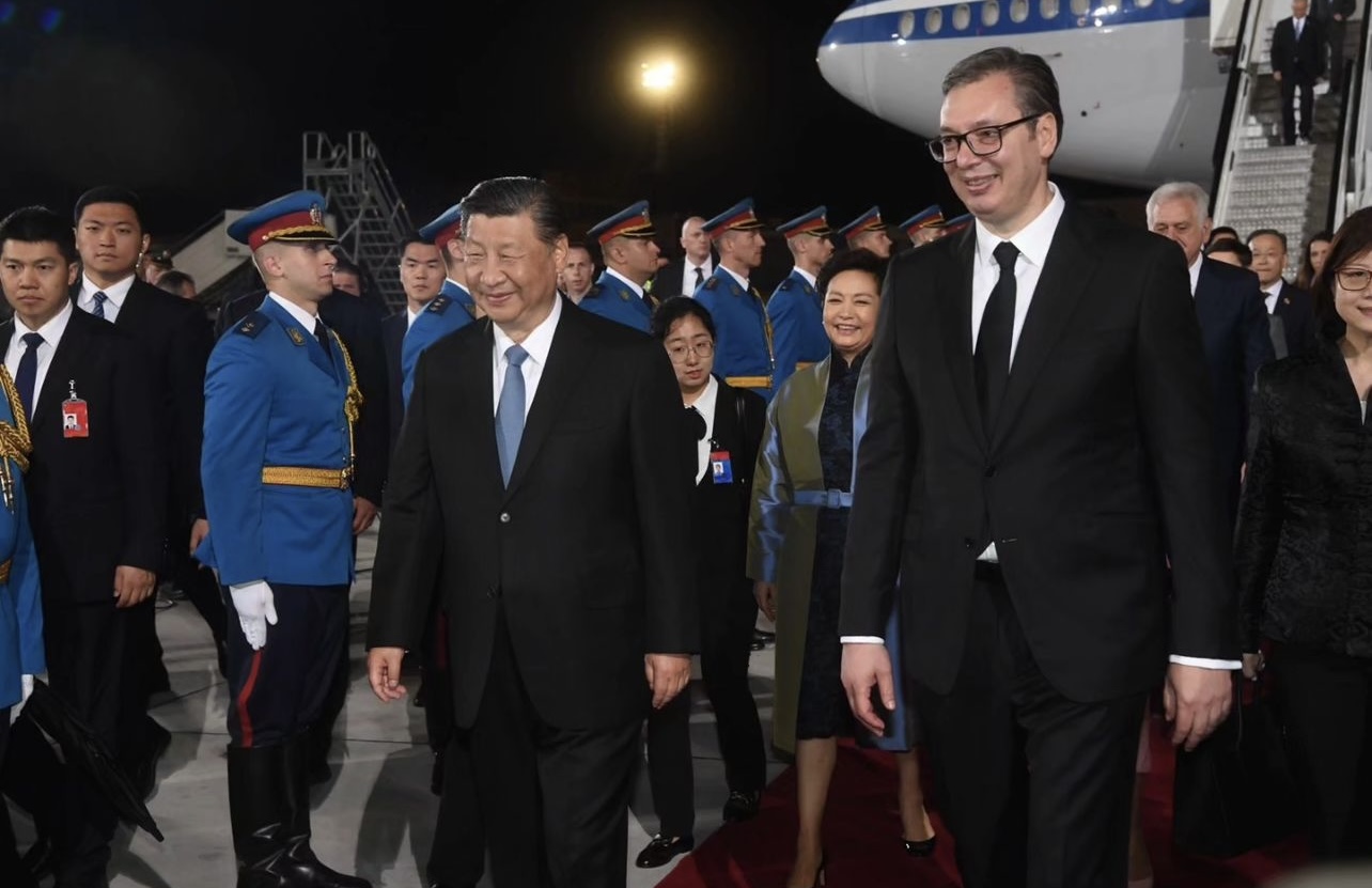 PREDSEDNIK VUČIĆ ISPRAĆA SI ĐINPINGA NA AERODROMU „NIKOLA TESLA“: Predsednik Kine završio…