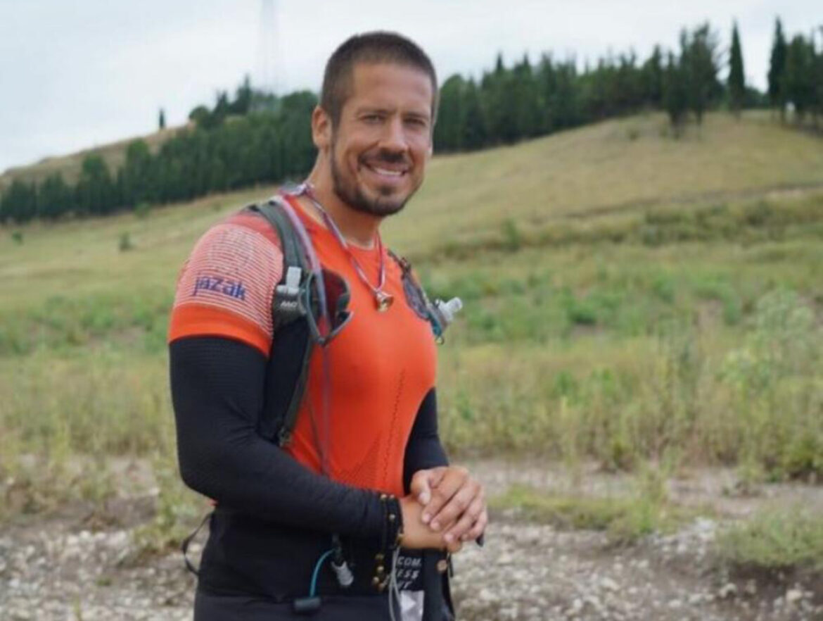 NIKOLA ROKVIĆ STIGAO U SRBIJU Nakon mesec dana pešačenja, pevač došao u Beograd: Bojana i deca se ne odvajaju od njega