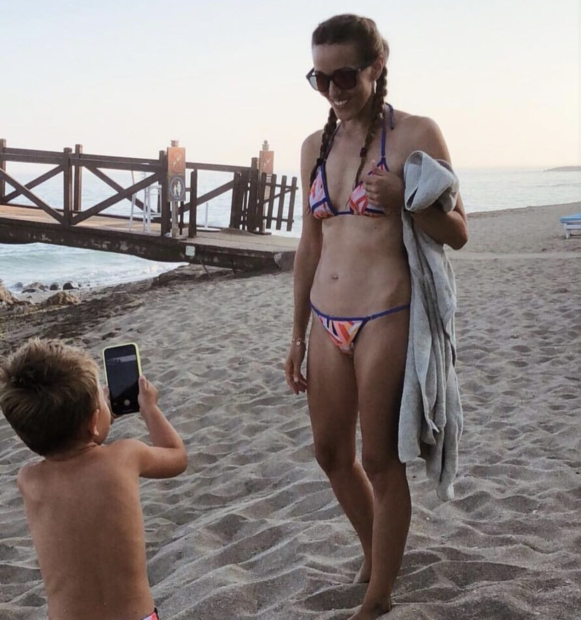 OVAKO JELENA ĐOKOVIĆ IZGLEDA U KUPAĆEM KOSTIMU Novakova žena na plaži, a na njoj ni grma viška, a evo ko je uslikao iz porodice