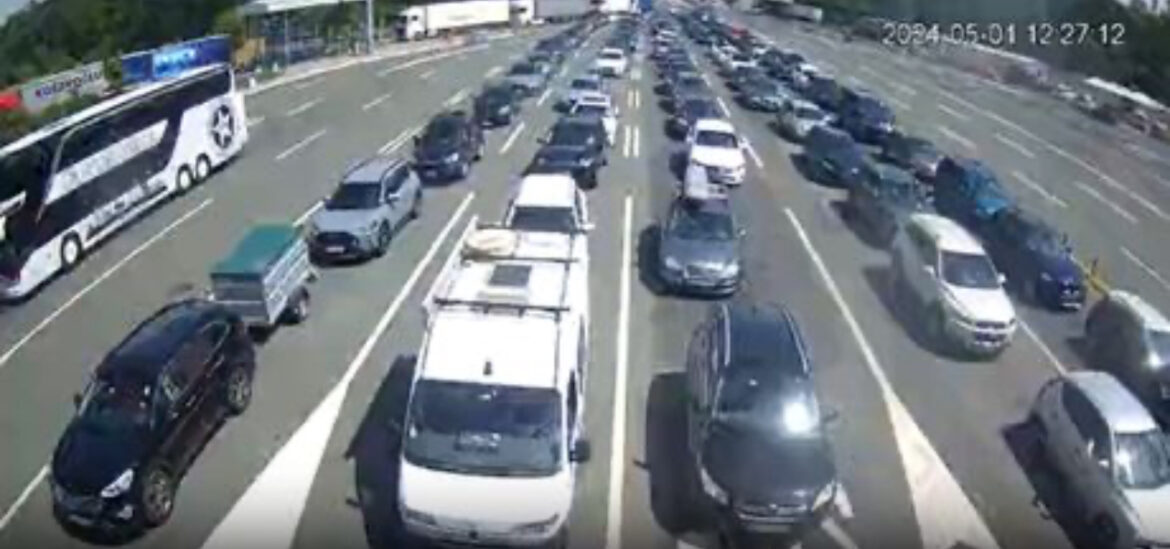 STANJE NA PUTEVIMA Kamioni na graničnim prelazima čekaju i do sedam sati: Bez zadržavanja na naplatnim stanicama