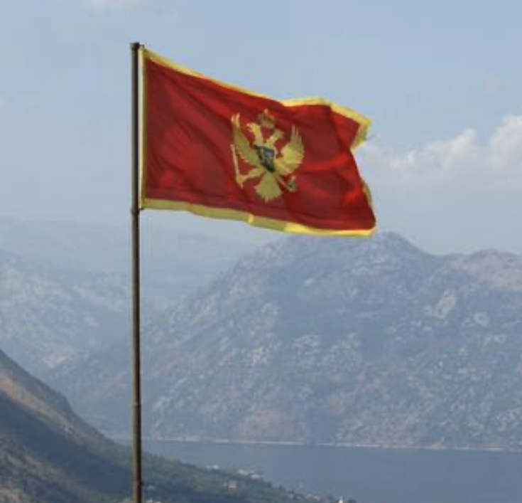 U MOJKOVCU DAN ŽALOSTI: Zastave spuštene na pola koplja zbog tragično izgubljenih života sugrađana 