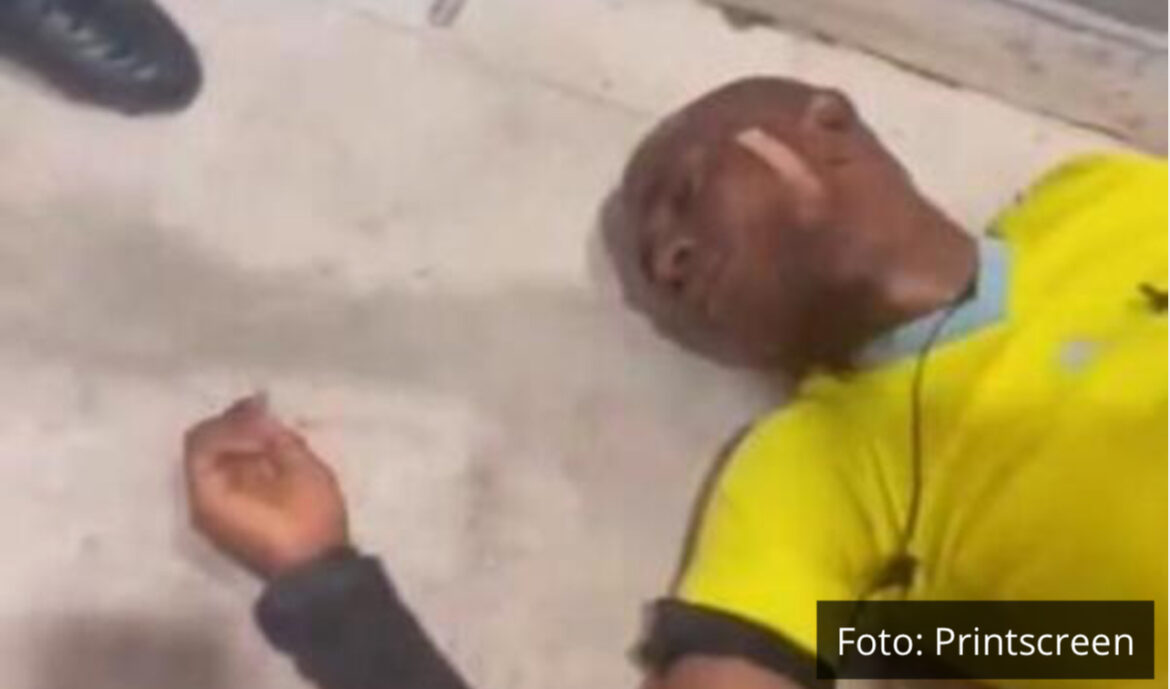 SUDIJA BRUTALNO PRETUČEN NA TERENU – BORI SE ZA ŽIVOT Šokantna scena: Arbitar nepomično leži na podu, a igrači slave u svlačionici