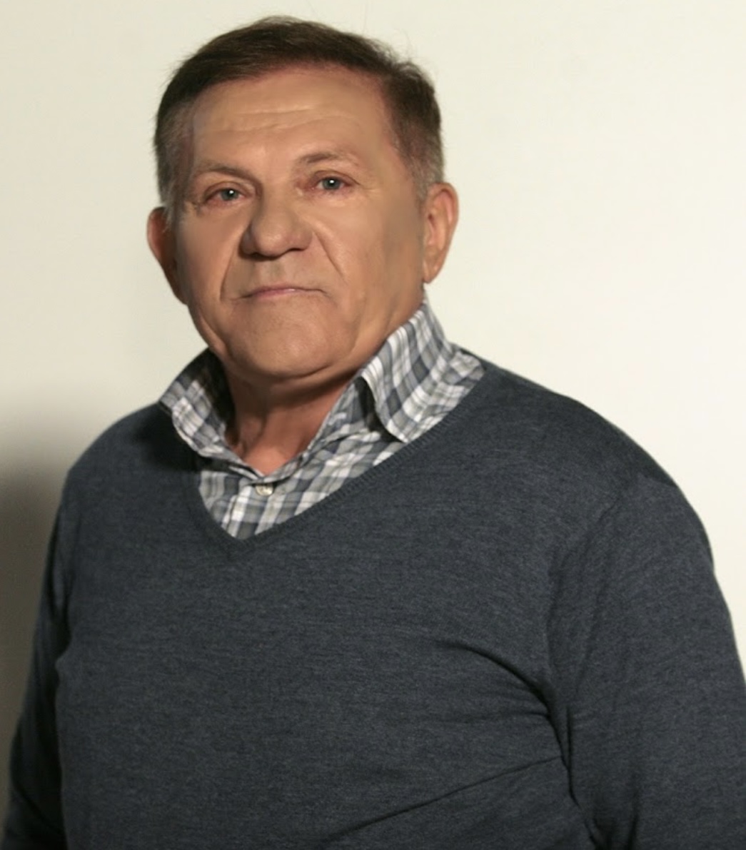 KUPAO SE SA KONJIMA U ŠTALI, NIJE IMAO WC, DANAS IMA MILIONE! Tužna priča našeg pevača RAZARA DUŠU: Nismo znali šta je kupatilo…