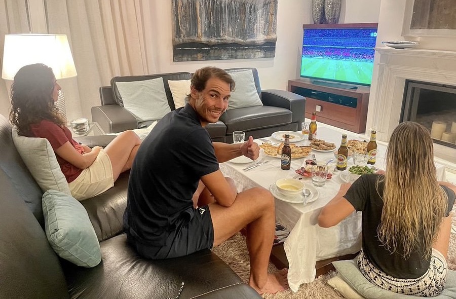 NADALOVA FOTOGRAFIJA IZ DNEVNE SOBE IZAZVALA LAVINU KOMENTARA: Uz pivo pratio meč protiv Hrvatske, a jedan detalj ZBUNIO je sve!