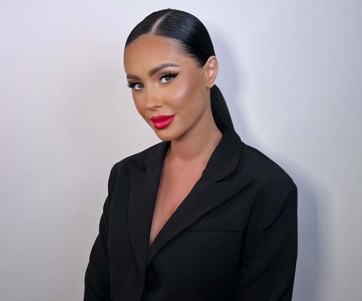 VERILA SE PEVAČICA ALEKSANDRA BURSAĆ Zaprošena u Diznilendu, njen verenik je pevač i 10 godina je mlađi od nje