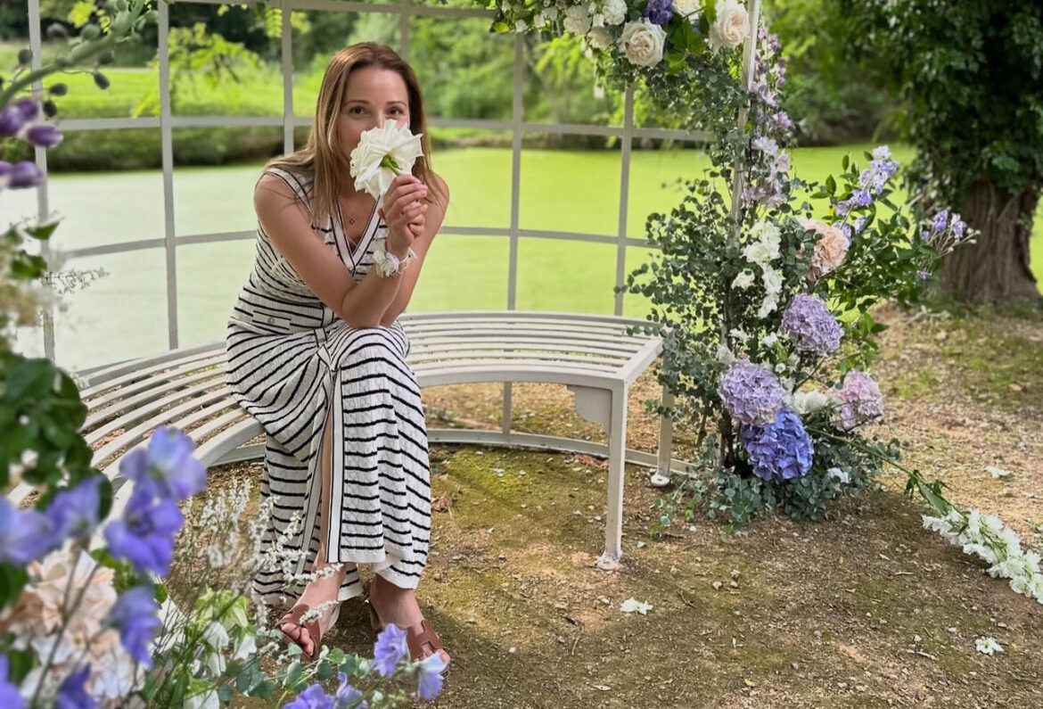 BELI MINIĆ I FRIZURA IZ 1950! Jelena Đoković u društvu poznate manekenke, svi gledali u noge Noletove žene (FOTO)
