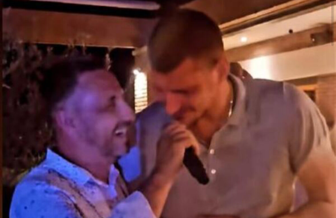 MUZIČAR „NA UVCE“ PEVA NIKOLI JOKIĆU, SRBIN UPAO U TRANS! Hit snimak iz KAFANE – košarkaš odlepio kada je čuo ovu LEGENDARNU pesmu 