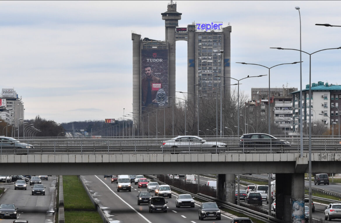 OBRATITE PAŽNJU, KAZNE SU VELIKE: Ovim deonicama jedino smete da vozite zaustavnom trakom na motoputu u Beogradu 