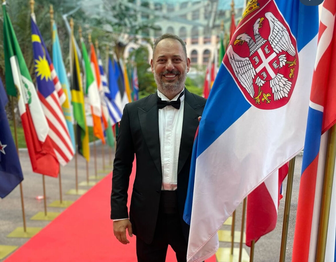 BRANKO BABIĆ IMA NOVU DEVOJKU, ALI ONA NEĆE DA SLIKA GLAVU! Nove intrigantne fotografije zapalile društvene mreže (FOTO)