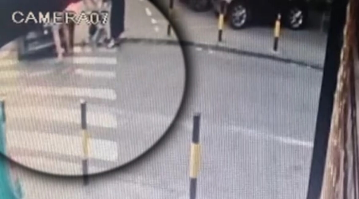(FOTO) OVO JE OTAC KOG JE TINEJDŽER PRETUKAO NA VRAČARU Posle brutalnih udaraca pao i izgubio svest: „I dalje je u teškom stanju“ (VIDEO)