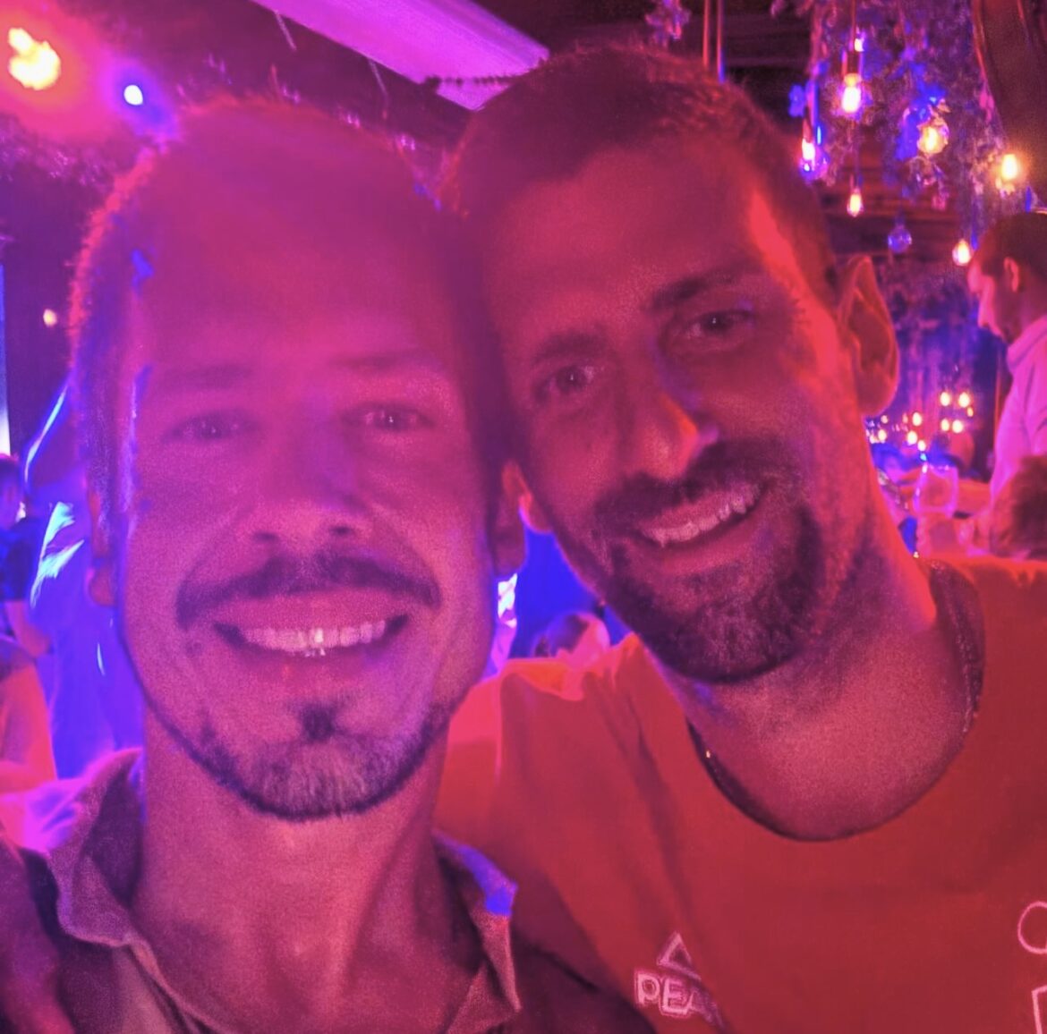 NIKOLA ROKVIĆ POKAZAO ŠTA MU JE POKLONIO JEDAN OD OLIMPIJACA! Zauvek će imati USPOMENU na slavlje sa našim sportistima (FOTO)
