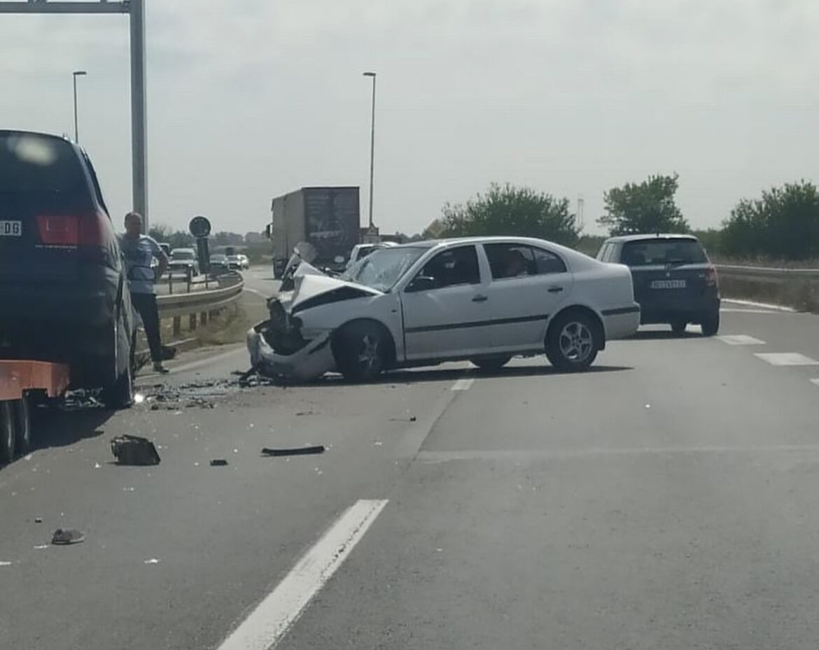 TEŠKA SAOBRAĆAJKA KOD ORLOVAČE! Delovi automobila rasuti po putu, opšti haos!