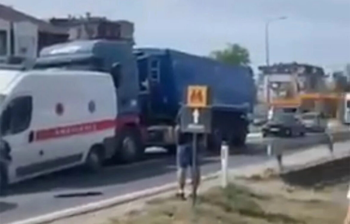 VOZILA SMRSKANA! VIŠE POVREĐENIH U TEŠKOJ NESREĆI: Pogledajte stravične prizore sa lica mesta (FOTO)
