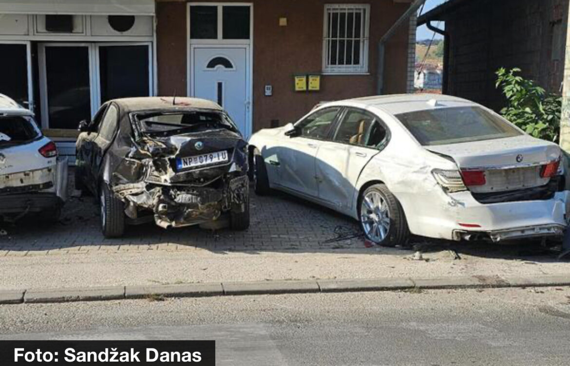 KARAMBOL U NOVOM PAZARU: Bahati vozač BMW jurio kroz ulicu, udario u tendu pa polupao parkirana vozila (FOTO)