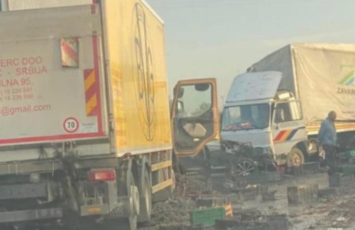 STRAVIČNE SLIKE LANČANOG SUDARA KOD BATOČINE! Ima povređenih, hitno prebačeni u bolnicu u Kragujevcu! (FOTO) 