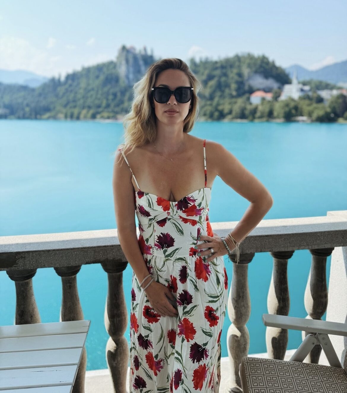 BIOSKOP NA OTVORENOM, OGROMNO DVORIŠTE, KUĆICA ZA DECU: Ovo je LUKSUZNI DUPLEKS Nikole Rokvića i Bojane u elitnom delu NBG!
