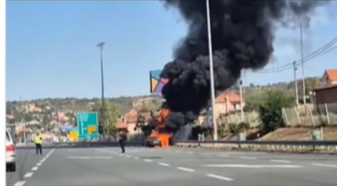 GORI KAO ŠIBICA! Zapalio se automobil kod Malog Požarevca – snimak ledi krv u žilama! (VIDEO) 