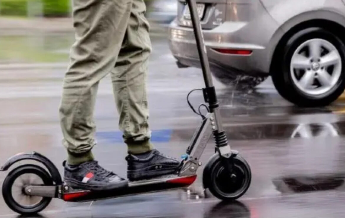 Od promene zakona kažnjeno više od 600 vozača električnih trotineta: Ne nose kacige, nepropisno se kreću 