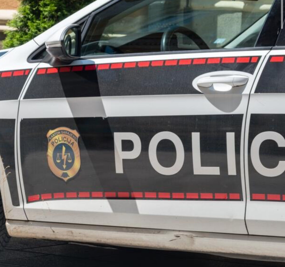 BRUTALNO TUKLI MLADIĆE U POLICIJSKOJ STANICI, JEDNOM SLOMILI RUKU Smenjen načelnik i još dvojica čelnika PU Široki Brijeg
