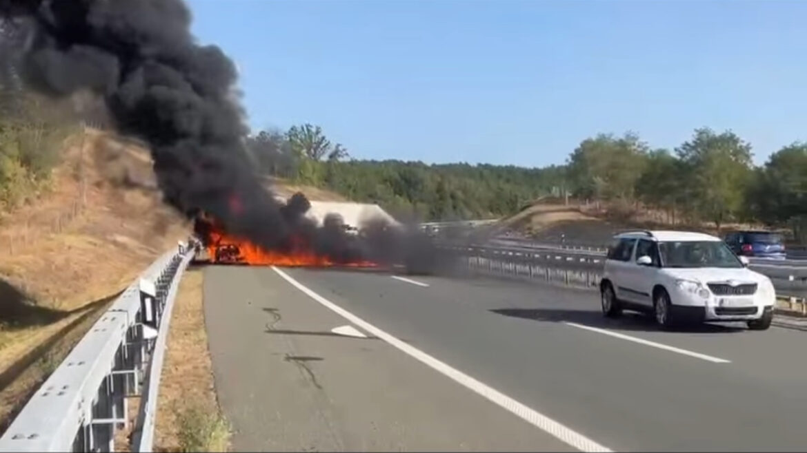GORI „BMW“ NASRED AUTO-PUTA: Vatra pre celog kolovoza, automobili prolaze kroz buktinju, niko da stane da pomogne (FOTO)