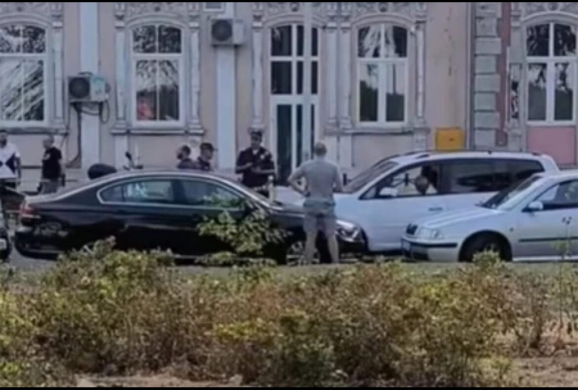 PIJANI TAKSISTA NAPRAVIO KARAMBOL NA ZEMUNSKOM KEJU! Zakucao se u parkirane automobile! (FOTO)