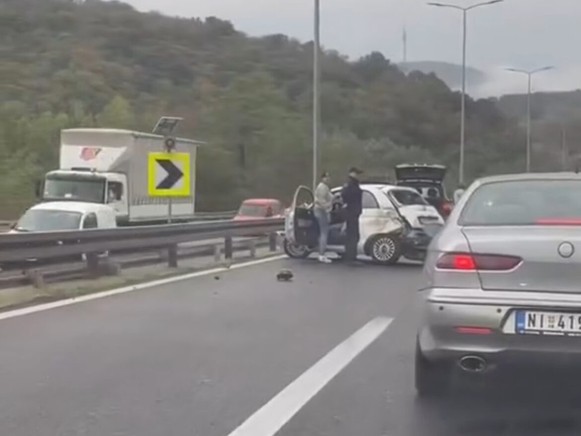 STRAVIČNA SAOBRAĆAJKA KOD BUBANJ POTOKA! Vozila rasejana po asfaltu, AUTOBUS SLETEO SA PUTA 