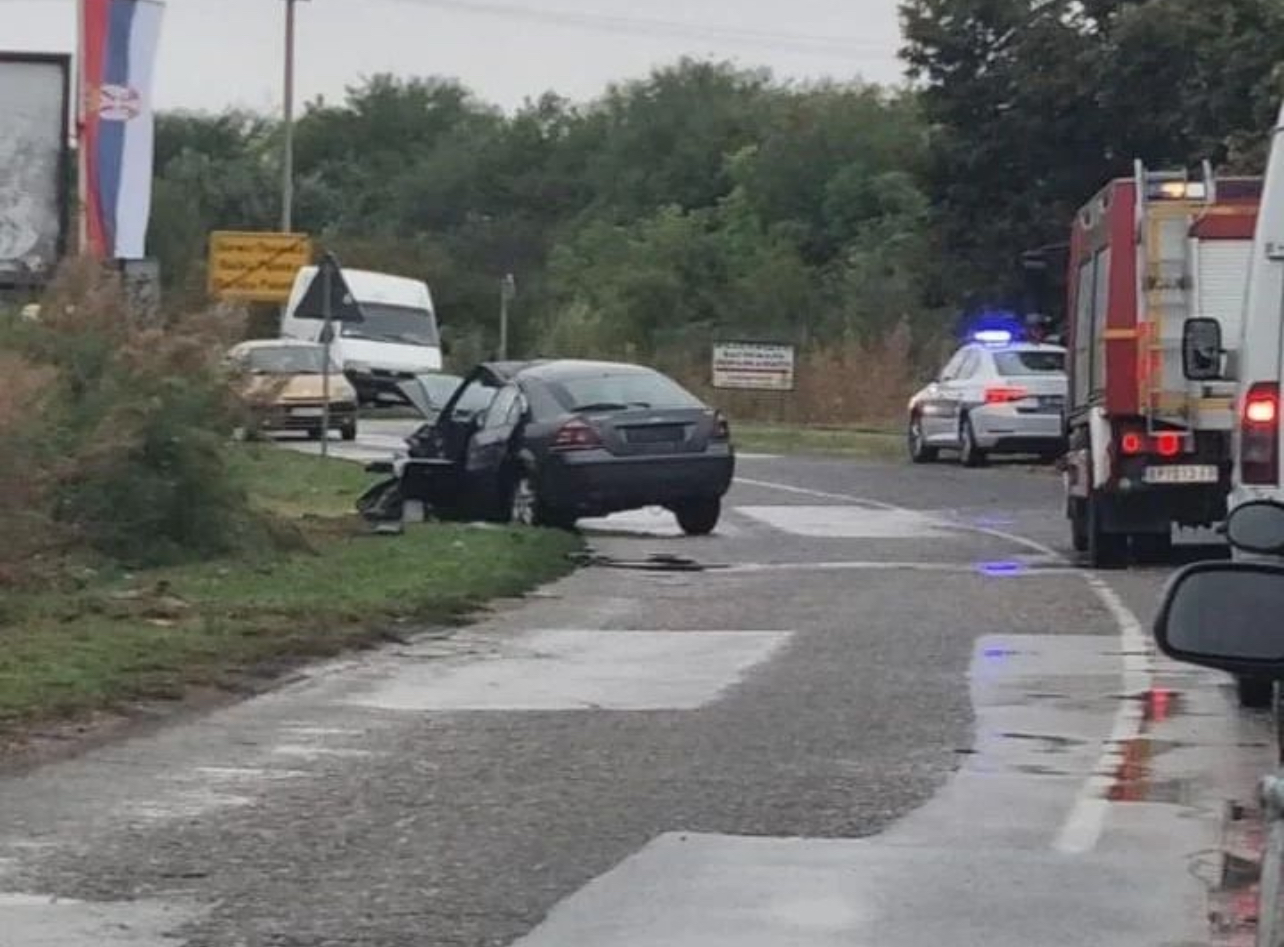 VATROGASCI SEKU AUTOMOBILE DA IZVUKU POVREĐENE! Jeziva saobraćajna nesreća u&hellip;