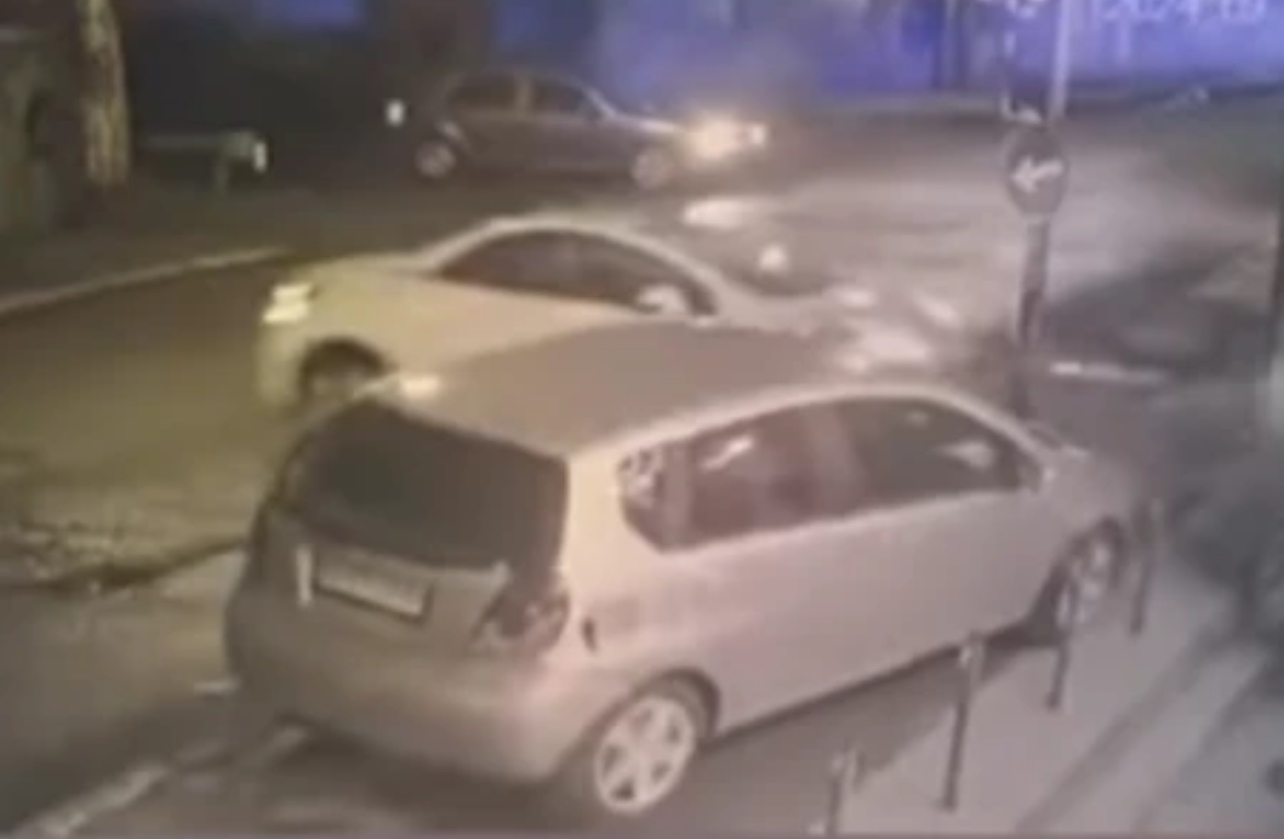 PRI PUNOJ BRZINI DEMOLIRAO PARKIRANI AUTOMOBIL PA POBEGAO: Horor na&hellip;
