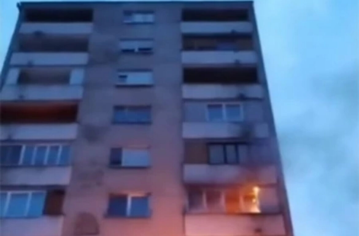 PLAMEN ZAHVATIO STAMBENU ZGRADU U BOLJEVCU! Kuljao kroz prozore, repovi vatrene stihije zahvatili celu zgradu (VIDEO)