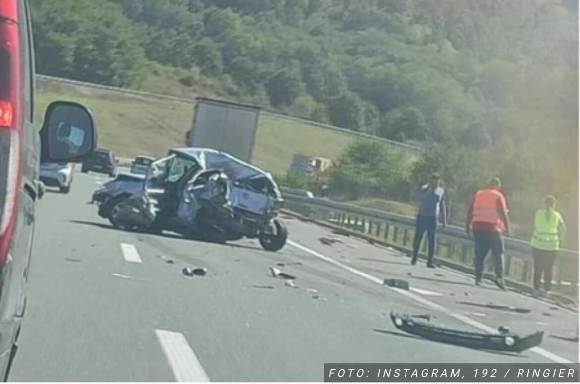 AUTO POTPUNO „ZGUŽVAN“, DELOVI PO PUTU Novi detalji jezive nesreće kod tunela Brđani: Povređena žena, prevezena u bolnicu