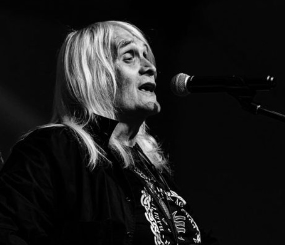 NAJEMOTIVNIJA SCENA SA SAHRANE BORE ČORBE Hor zapevao himnu rokenrola, jecaji i suze: Ovo je sve slomilo