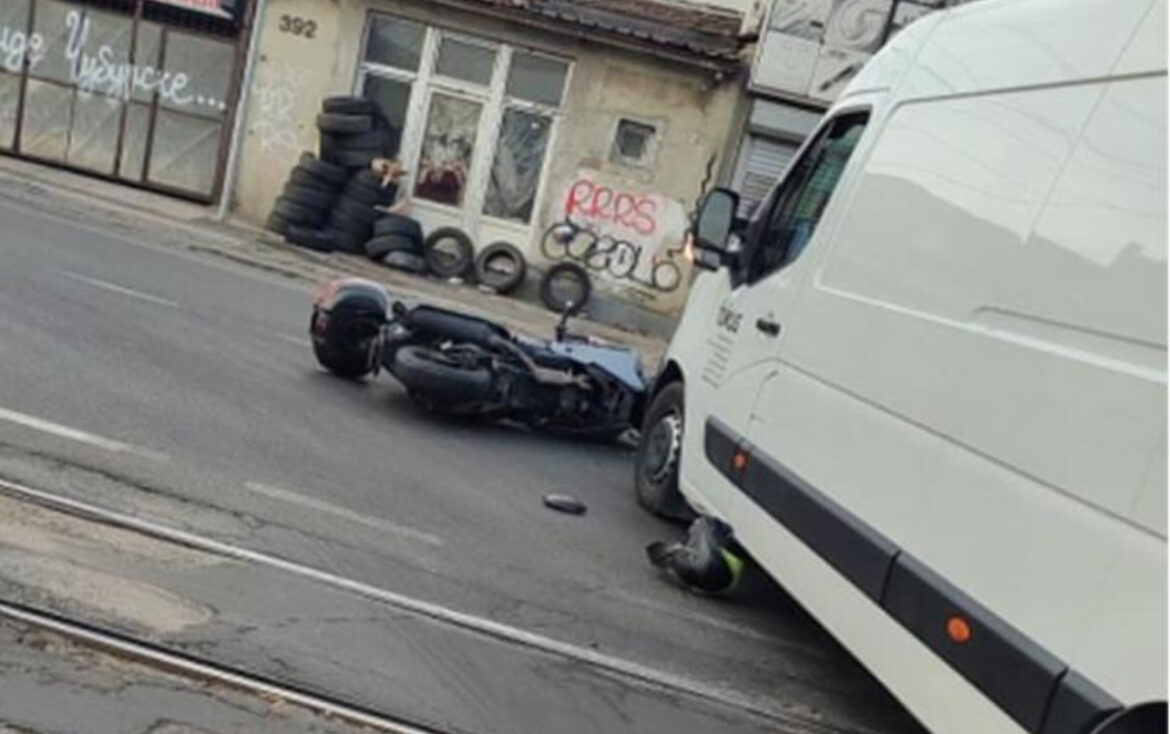SAOBRAĆAJKA U BULEVARU KRALJA ALEKSANDRA! Kombi pokosio motociklistu