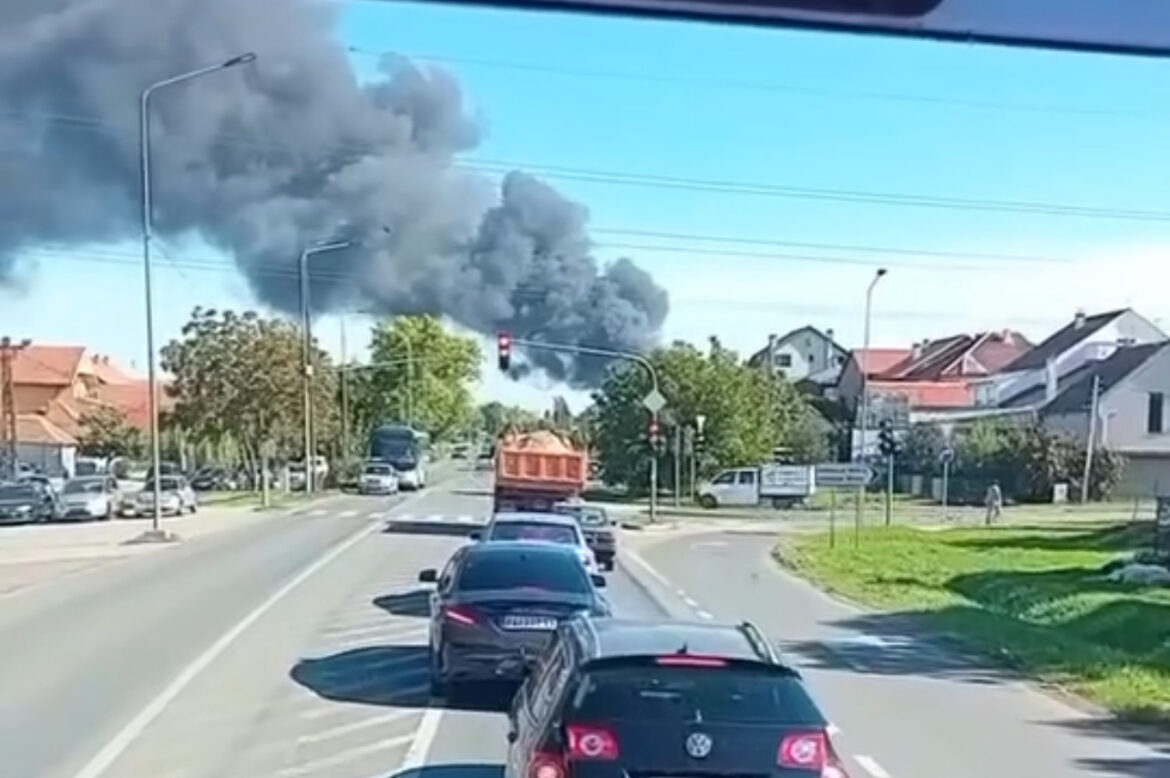 VATRA BUKTI U INDUSTRIJSKOJ ZONI PANČEVA! Gusti crni dim kulja, vidi se ČAK IZ BEOGRADA (FOTO/VIDEO)