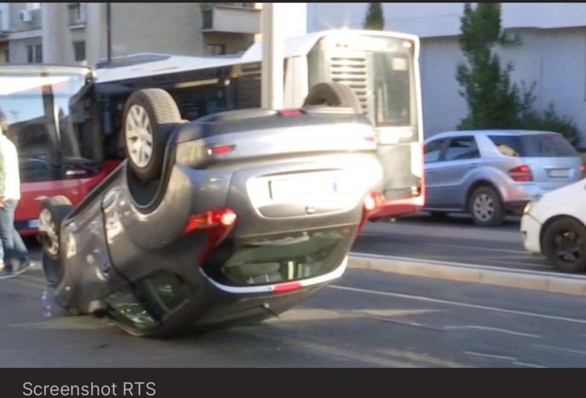 KATASTROFALNA SAOBRAĆAJKA U ULICI VOJVODE STEPE! Auto od siline udara završio na krovu