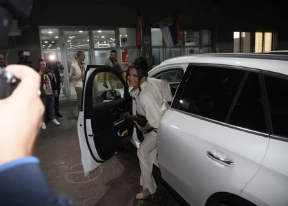 POLA ESTRADE NA KONCERTU TEE TAIROVIĆ Pevačica prvi put u javnosti nakon što je SMANJILA SILIKONE, a ona došla u BESNOJ MAŠINI – pršti sve