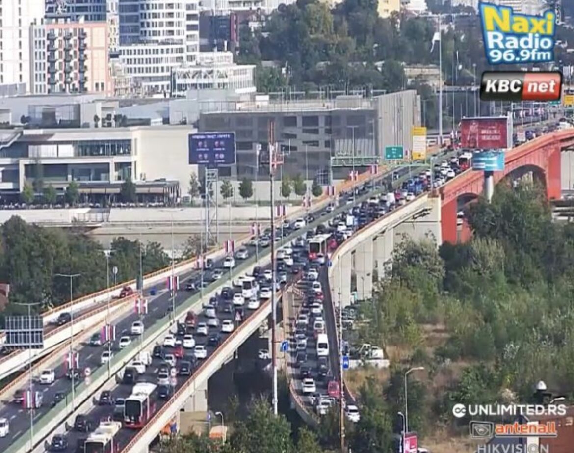 Saobraćajni špic širom prestonice! Kolone vozila mile po putu i na Pančevačkom mostu, ali i u centru grada (FOTO)