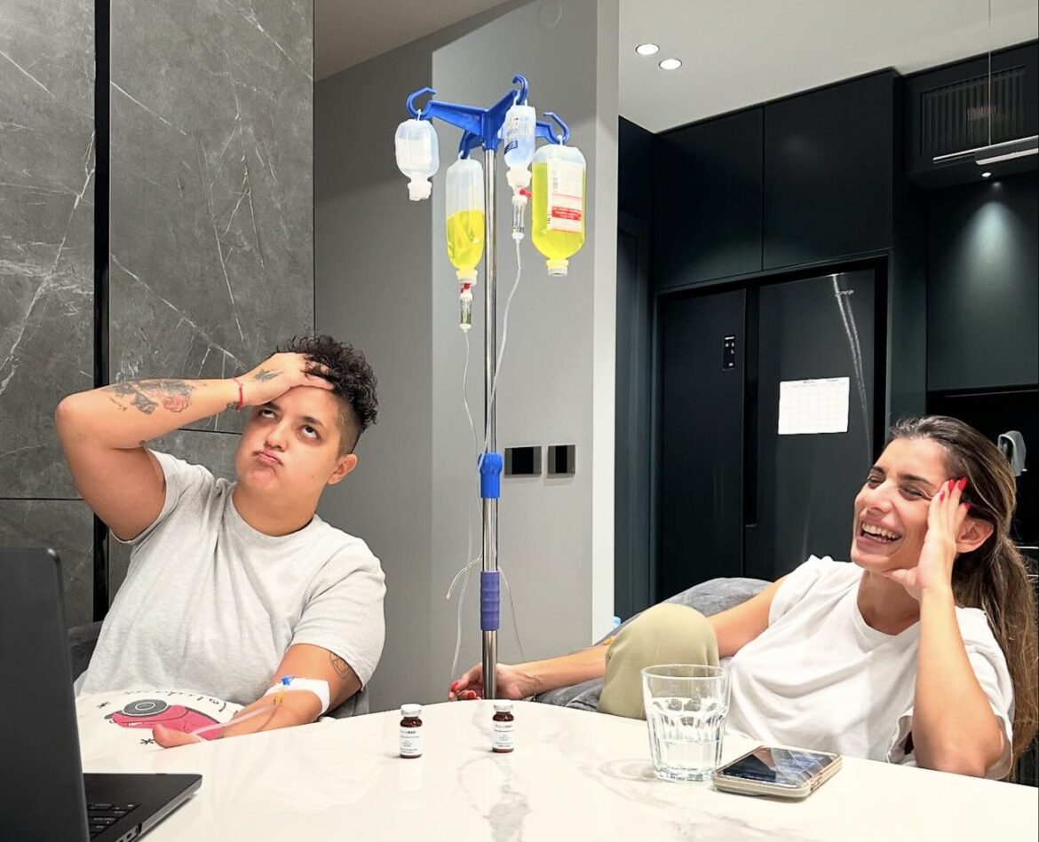 MARIJA ŠERIFOVIĆ I JOVANA PAJIĆ PRIKLJUČENE NA INFUZIJU! Pevačica objavila sliku i sve zabrinula: Bože daj mi snage…