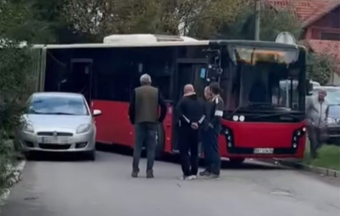 Sve stalo, autobusi GSP ne mogu da prođu! Bahato parkirao u Zemunu, nastao haos! Ima li kazne za ovo?