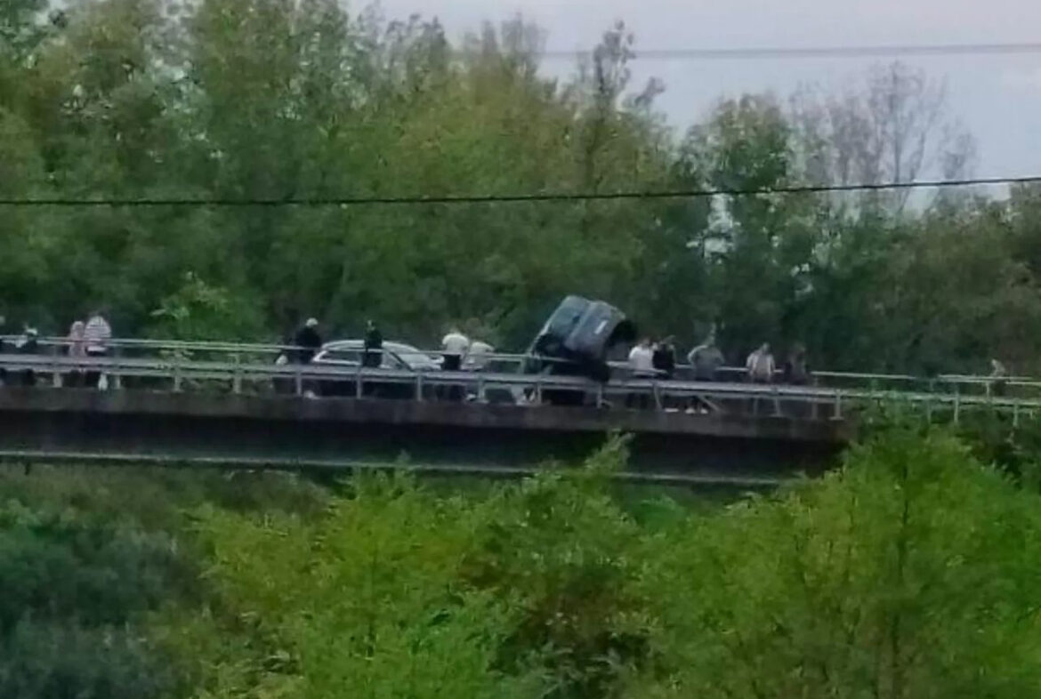 TEŽAK UDES KOD BAČKOG PETROVCA! Automobil VISI preko mosta!