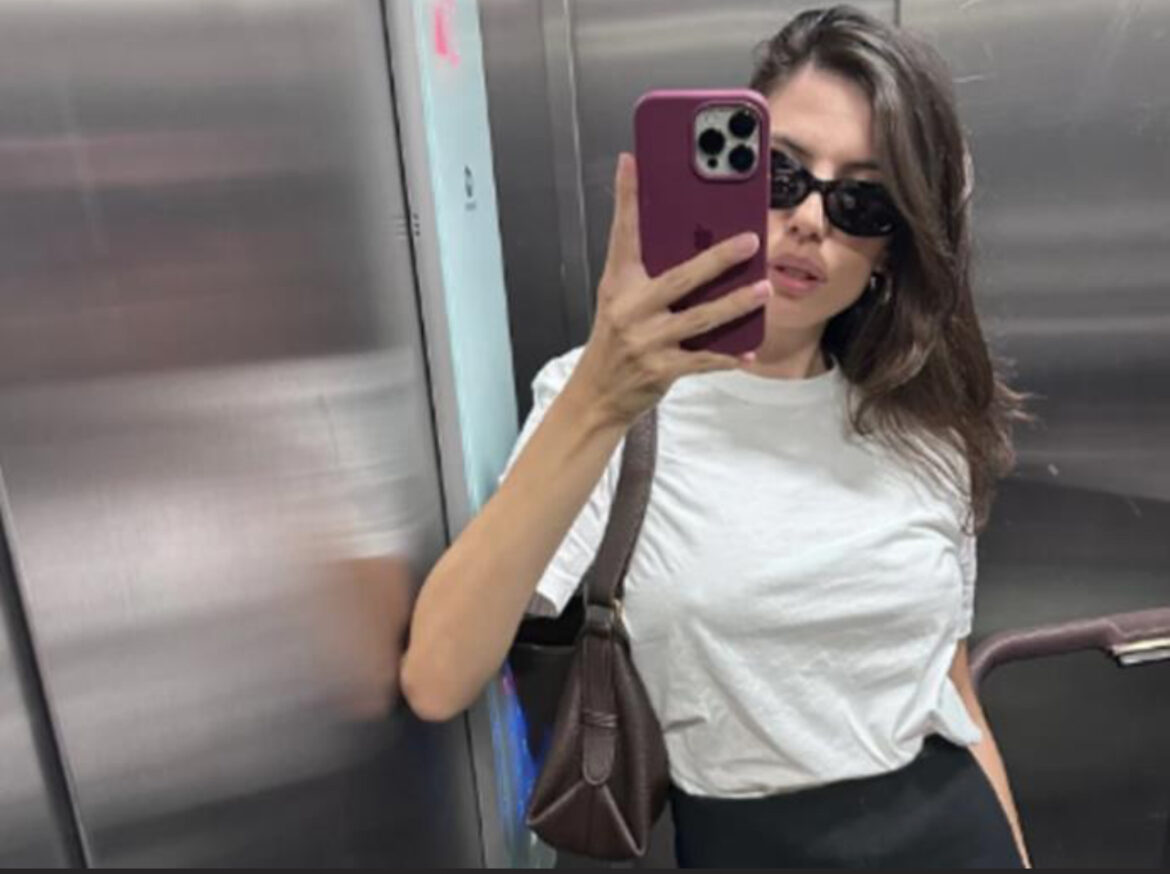 Supruga Miloša Bikovića sprema ručak u brushalteru: Ivana upalila kameru, golišava seckala, pa zaigrala (FOTO)