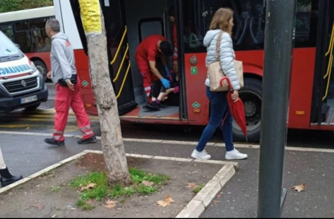 POVREĐENA ŽENA NA VIDIKOVCU: Vrata autobusa joj priklještila nogu! Sedi na podu i plače, došle Hitna pomoć i policija