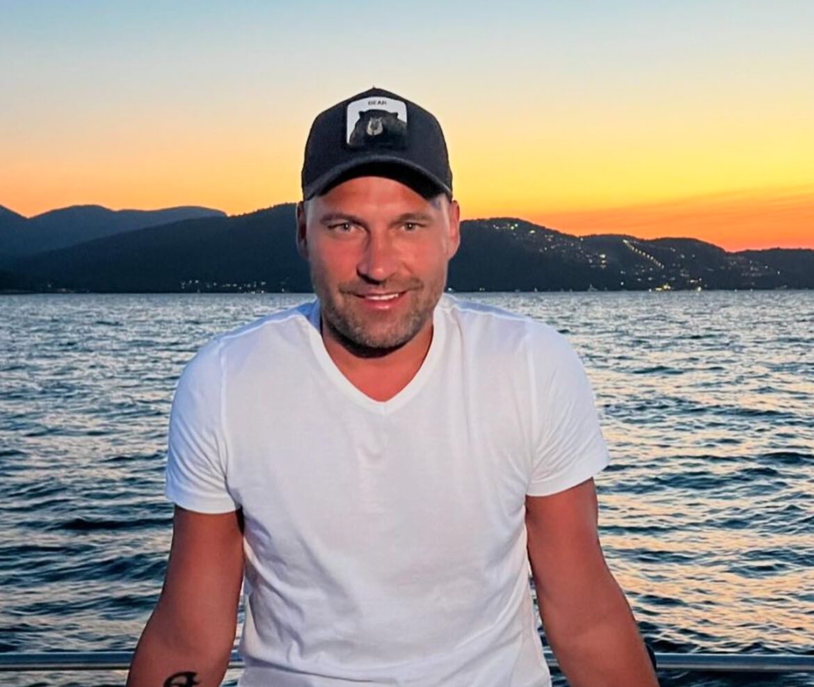DUŠKO TOŠIĆ OD TROŠNE KUĆE U KOJOJ JE ŽIVEO NAPRAVIO VILU! Odrastao u bedi i siromaštvu, zaradio milione pa majci sagradio u Orlovatu dom