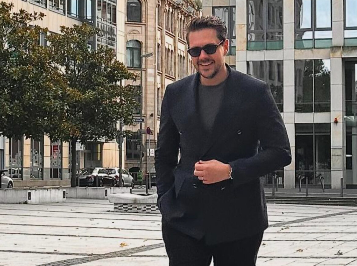 Miloš Biković objavio fotografiju sa sinom i raznežio sve: Igra se sa naslednikom, a čestitke se samo ređaju