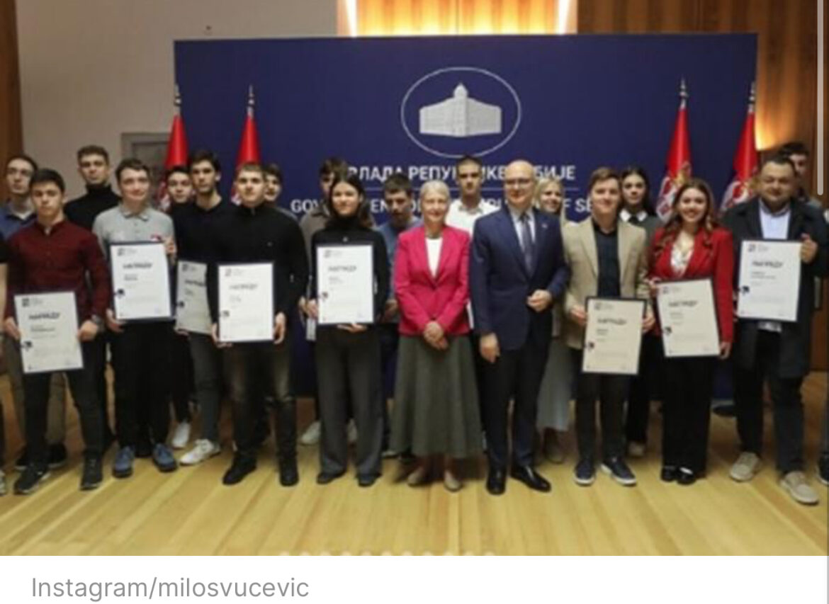 „VI STE NAJBOLJI AMBASADORI NAŠE SRBIJE“ Premijer Vučević sa nagrađivanim učenicima: Ponosni smo na vas i vaše rezultate (foto)