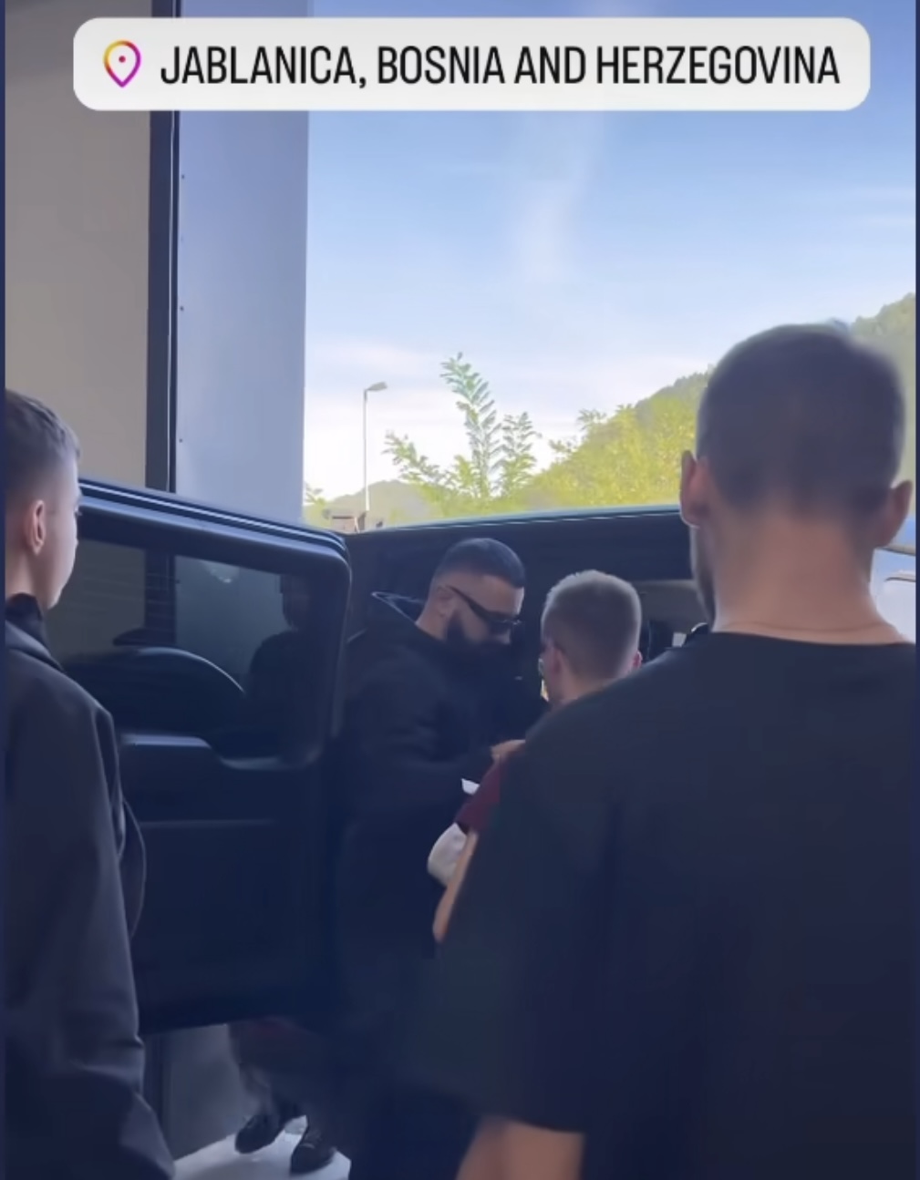 Jala Brat pokazao veliko srce i humanost: U Jablanici pomagao ugroženima i lično delio pomoć