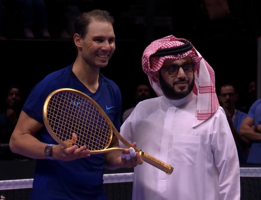 KAKAV POKLON ZA NADALA: Reket od čistog zlata za Rafu!